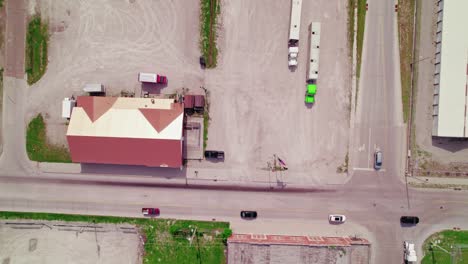 fotografía superior de un camión con remolque de ganado que generalmente transporta ganado