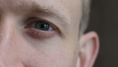 cerrar el ojo azul masculino abriéndose parpadeando despierto