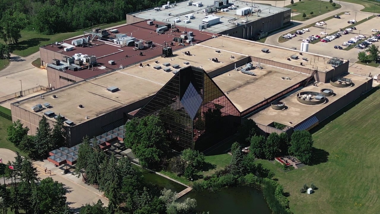 Statisk tele-droneoptagelse af glasindgangspavillonen ved Royal Canadian Mint i Winnipeg, Manitoba på en lys sommerdag