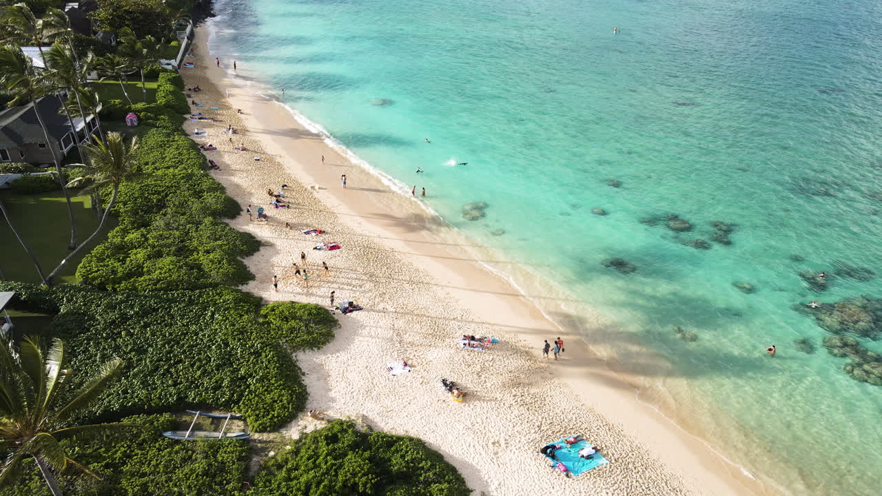 하와이 의 카일루아 에서 여름 에 휴가를 보내는 관광객 들 과 함께 라니카이 해변