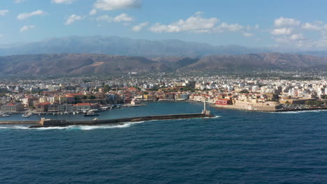 panoramablick auf den leuchtturm und den alten venezianischen hafen von chania auf der insel kreta in griechenland