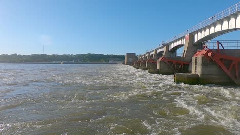 Turbulente-Gewässer-Unmittelbar-Hinter-Schleuse-Und-Damm-14-Am-Mississippi-River,-Hampton,-Illinois---Looping