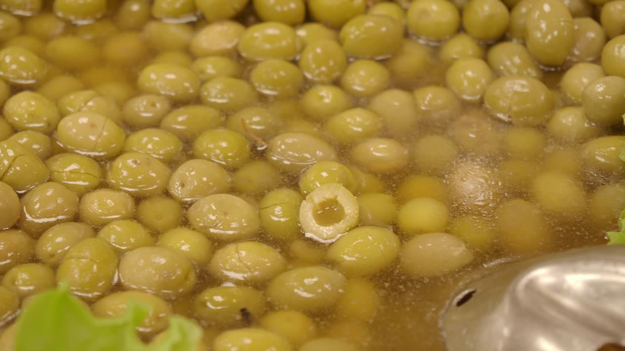 зеленые оливки в соленом растворе