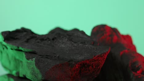 carbón de madera. carbón negro en fondo de pantalla verde azul. utilizado para cocinar parrilla o industrias. carbón de madera natural. carbono negro reesidue producido por la leña fuertemente calentada. para la barbacoa a la parrilla.