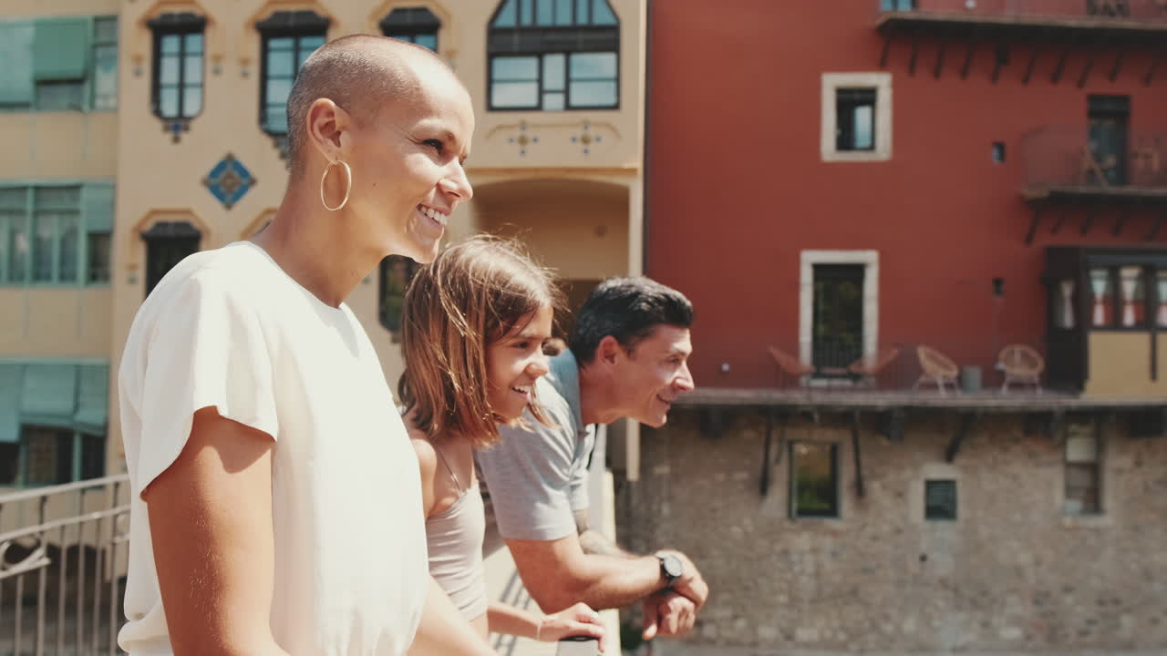 Família passeando na cidade