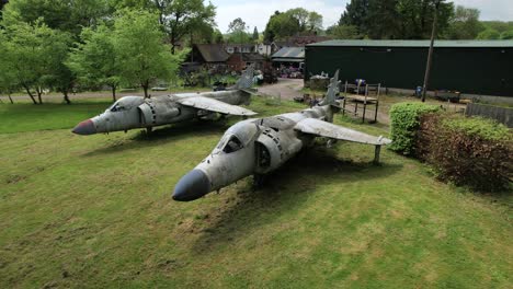 royal navy harrier frs1 vista aérea en órbita par de aviones de exhibición en el patio de logística aeroespacial, charlwood, surrey