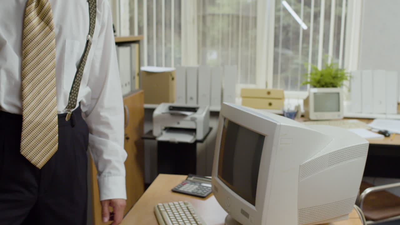 두 명의 사업가가 거래를 하고 있습니다.