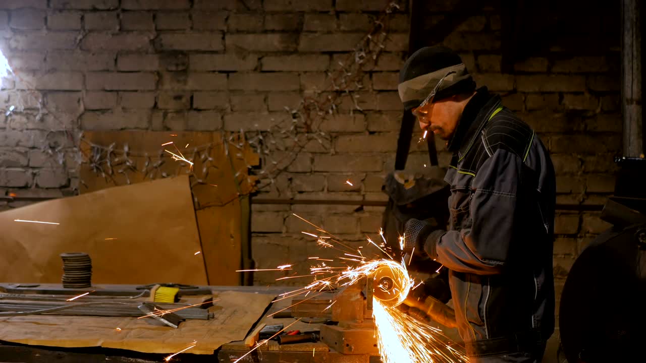 4 выстрела. кузнец пилает металл ручной круговой пилой