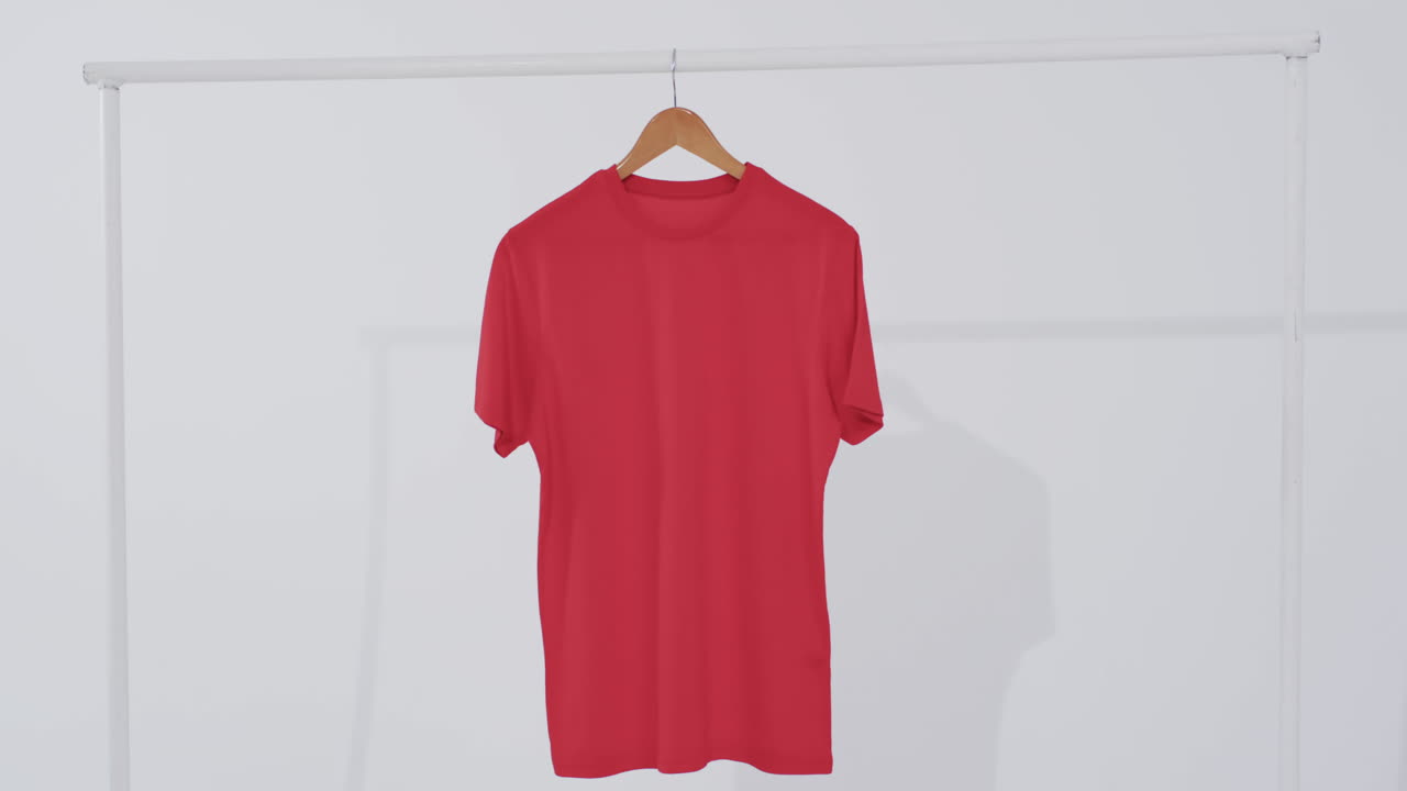 video de camiseta roja en el colgador y espacio de copia en fondo blanco