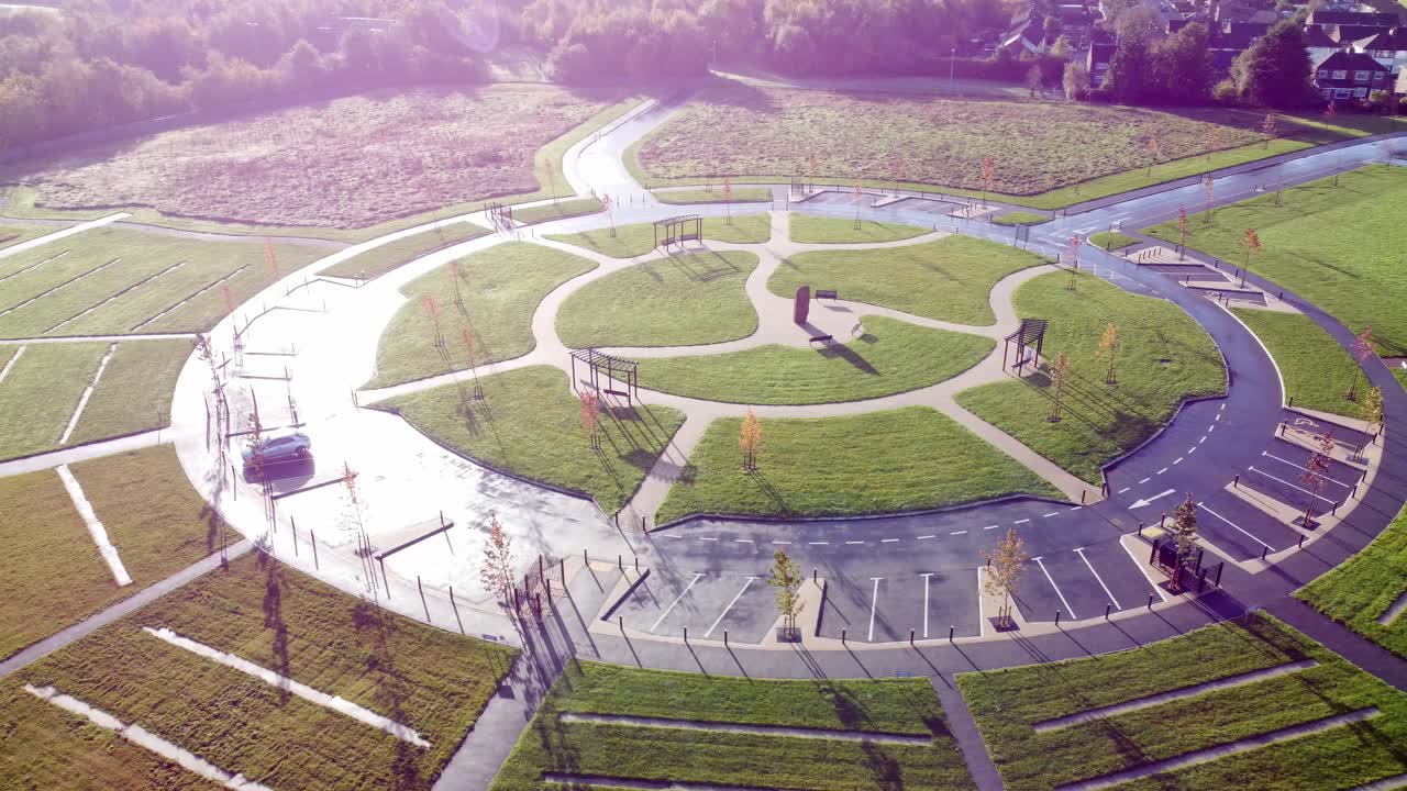 diseño circular moderno del cementerio vista aérea jardín artístico de la órbita de descanso justo encima del camino húmedo y brillante