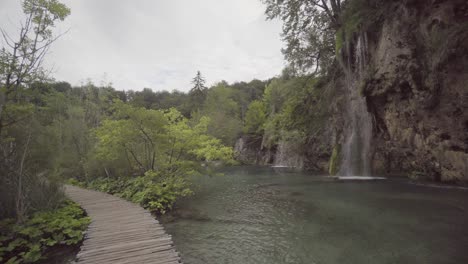 plano completo de la cascada de galovac en croacia