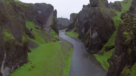 paisaje único de fjadrargljufur en islandia.