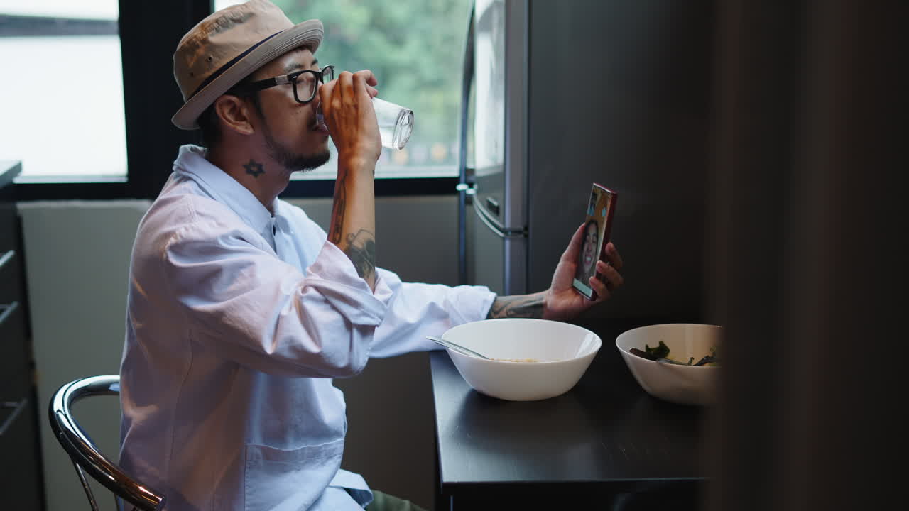Man eating and using smartphone