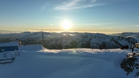 Drone-Shot-Push-En-El-Pico-Musala,-Cumbre-Durante-La-Puesta-Del-Sol,-Anochecer,-Bulgaria,-Montaña-Rila,-Cumbre-Más-Alta-De-Los-Balcanes,-Cielo-Despejado,-Increíble,-Vista-Impresionante,-Crepúsculo,-Hora-Azul,-Hora-Dorada