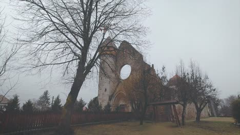 Las-Ruinas-De-La-Iglesia-Fortificada-Cisterciense-Medieval-En-La-Ciudad-De-Cisnadioara,-Condado-De-Sibiu,-Rumania