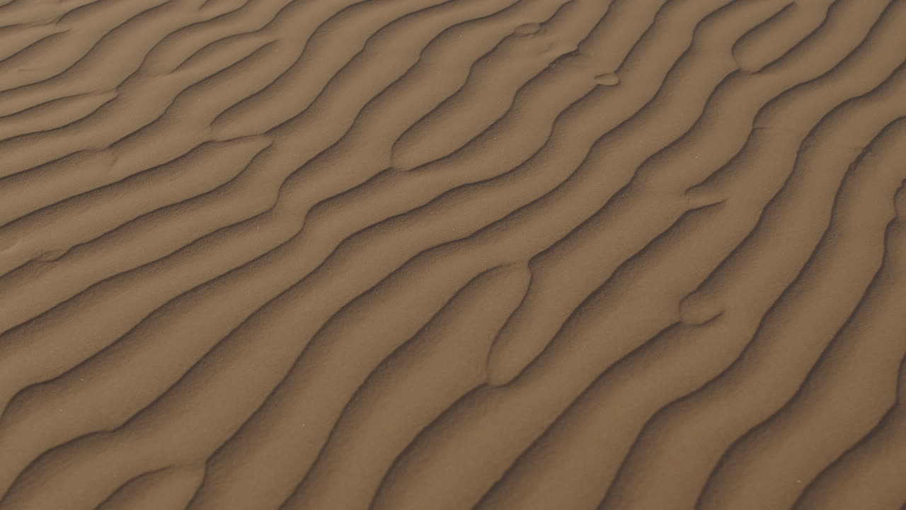 砂漠の砂丘の表面の波模様