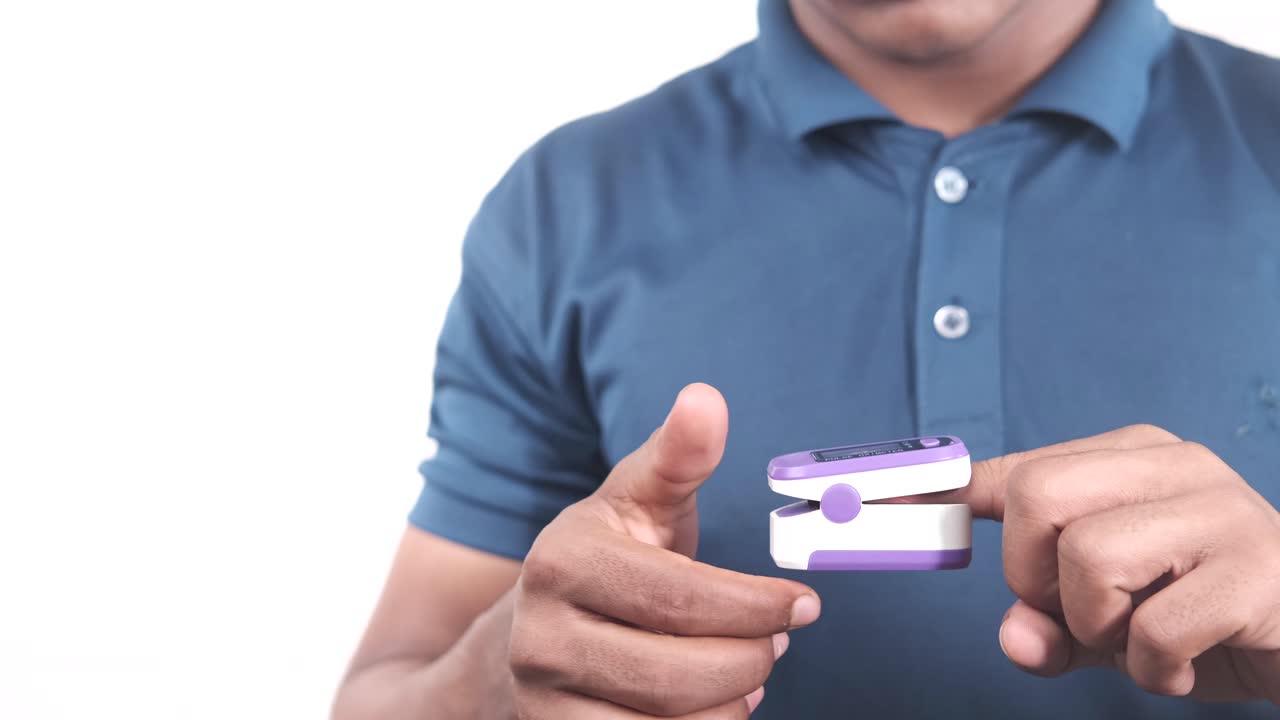 persona que utiliza un oxímetro de pulso