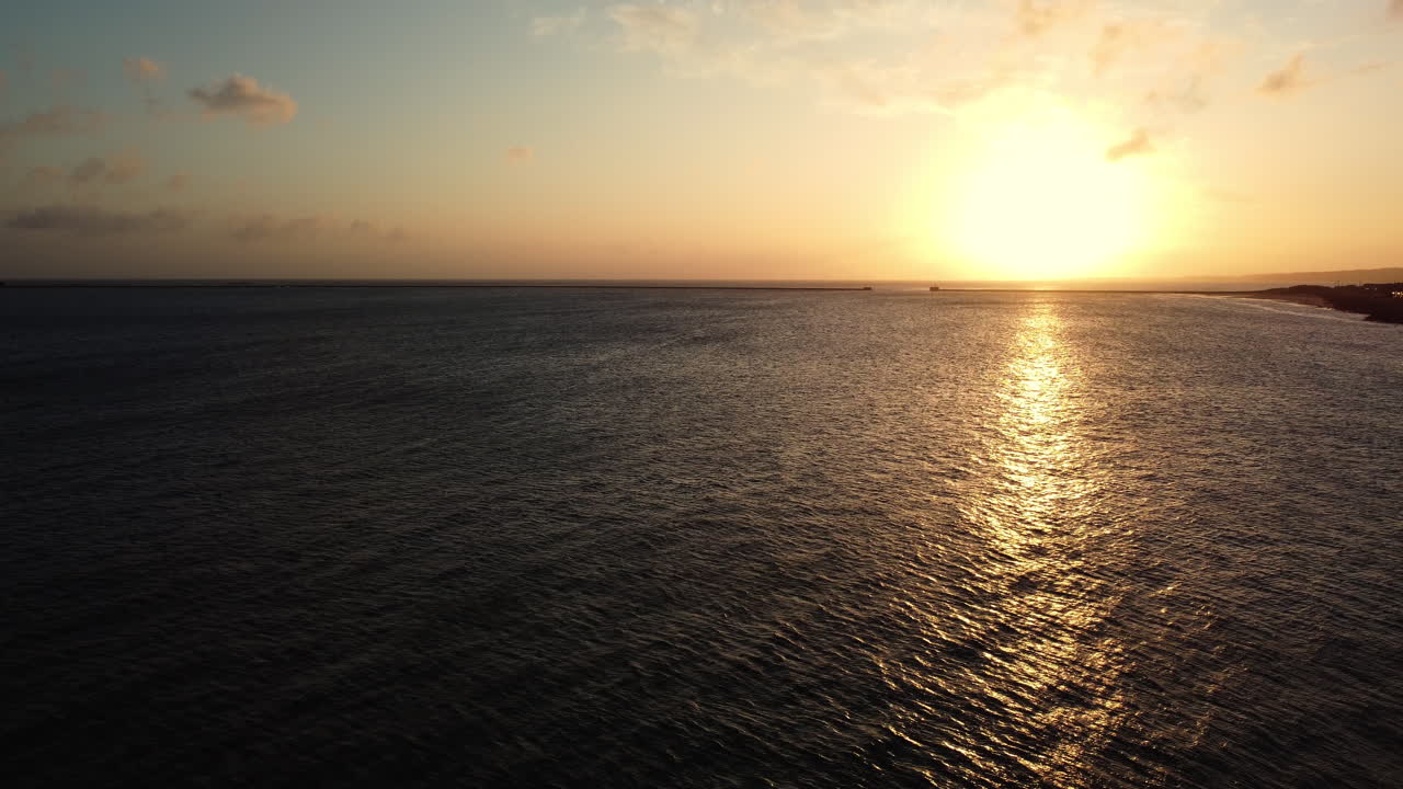 puesta de sol sobre el océano