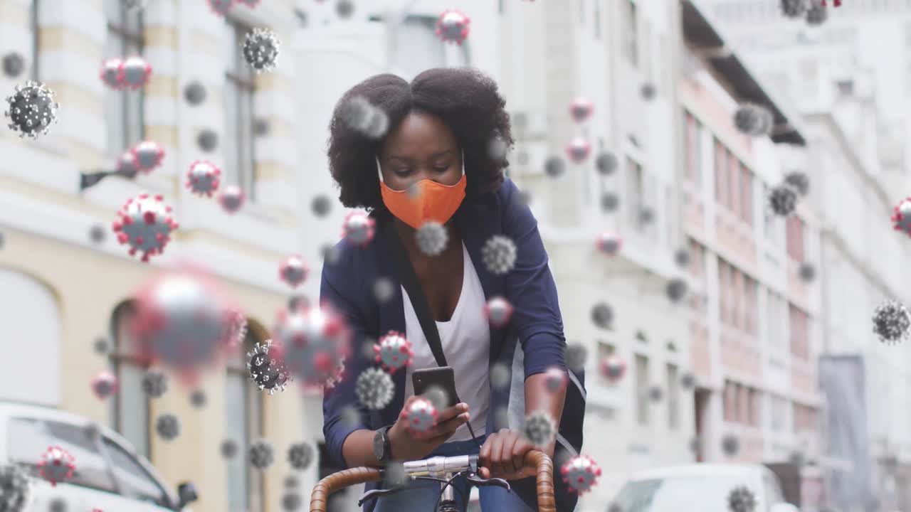 코로나 19 세포의 애니메이션 아프리카계 미국인 여성이 스마트폰을 사용하여 얼굴 마스크를 쓰고 있습니다.