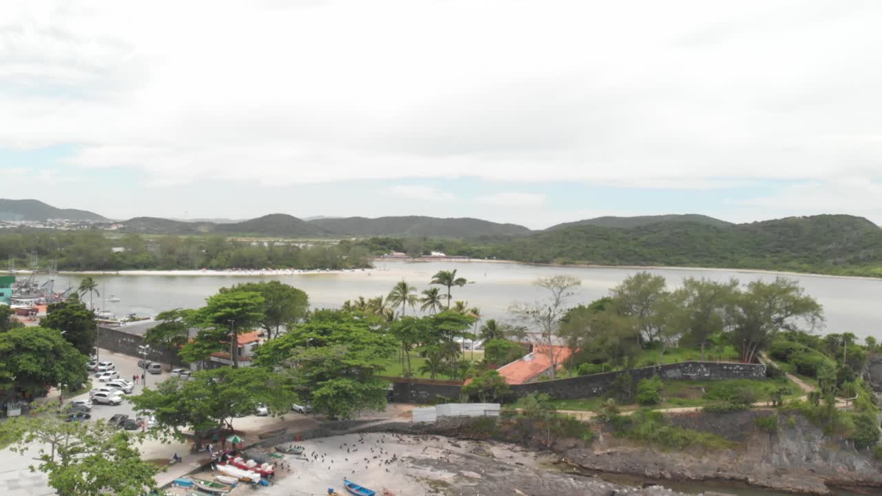 vuelo aereo desde el pueblo costero