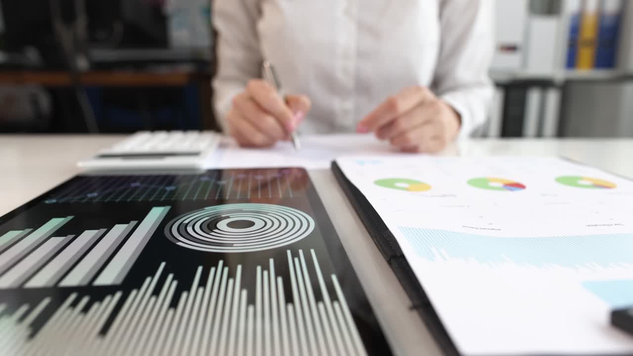 estadísticas y análisis de indicadores financieros en gráficos.
