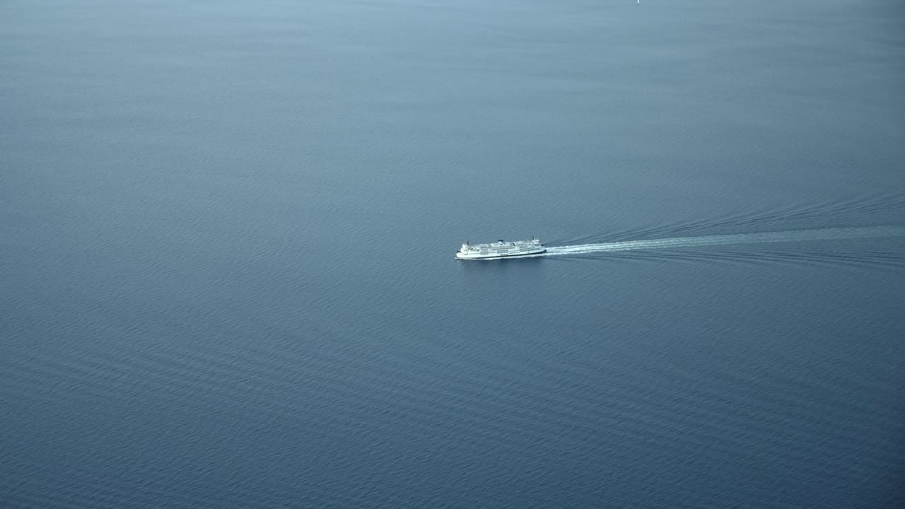 평온 한 물 을 가진 피오르드 에서 항해 하는 고급 크루즈 선박 의 공중 사진