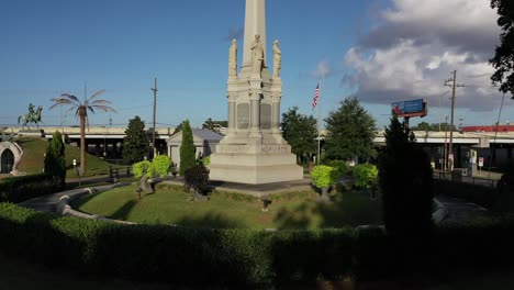 estatua muy alta en un cementerio en nueva orleans