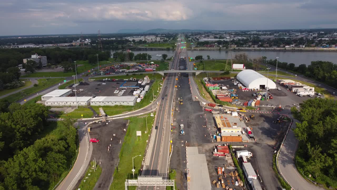 vista aérea sobre las obras de carretera en el proyecto de expansión del túnel louis-hippolyte lafontaine, montreal