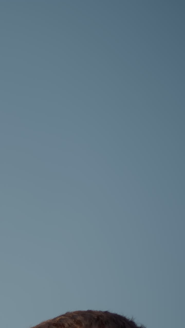 hombre durante la sesión de entrenamiento de voleibol lanza la pelota al jugador en el fondo, golpea la pelota sobre la red, dama con capucha cian mirando, otra dama observando, trabajo en equipo y atmósfera de entrenamiento