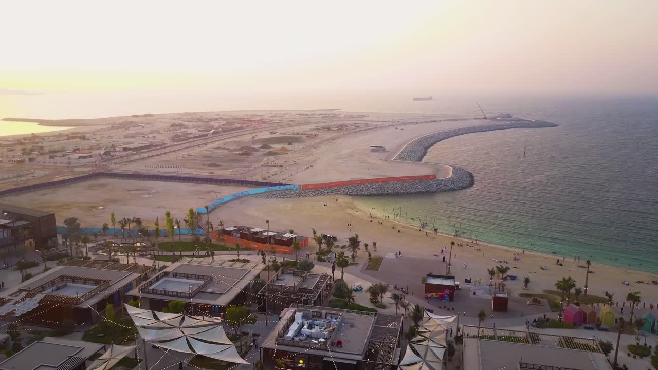 주메이라 해변의 해가 지는 모습 건설과 개발