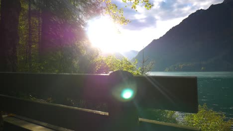 Aufgehender-Schuss-über-Einer-Bank,-Die-Sonne-Strahlt-Hindurch