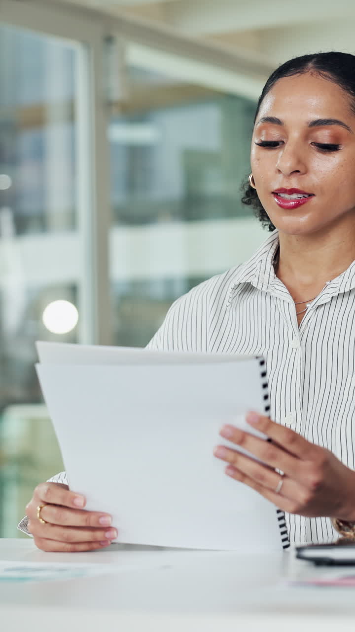 Donna in carriera che legge documenti in ufficio