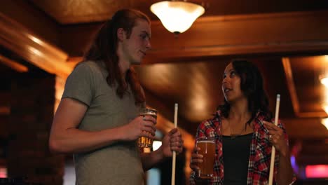 pareja tomando cerveza en un club nocturno 4k