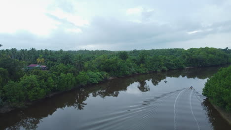 Lancha-Rápida-Sobre-El-Río-En-Rompin-Pahang,-Malasia