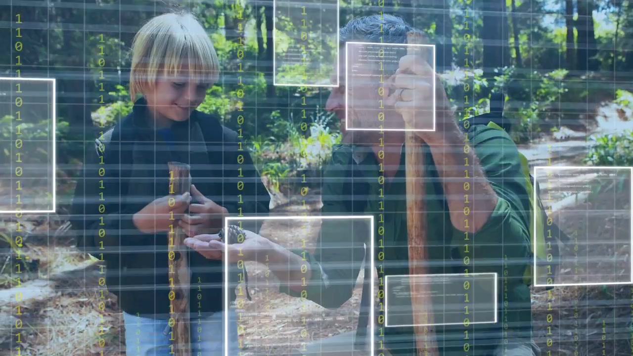 Adulto inginocchiato che mostra una pigna su un sentiero nel bosco, un bambino che si allunga e impara, mentre un'interfaccia tecnologica si espande.