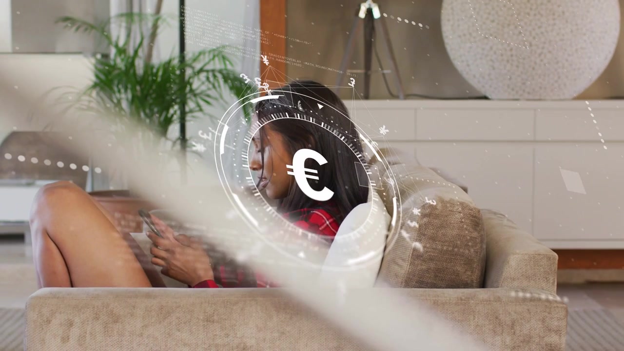Donna sdraiata sul divano che si sistema i capelli, poi usa il telefono, con un HUD (Head-Up Display) a tema euro che evidenzia l'attività finanziaria