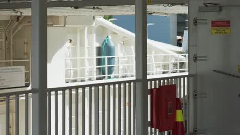 a bordo del ferry de pasajeros que cruza el fiordo noruego