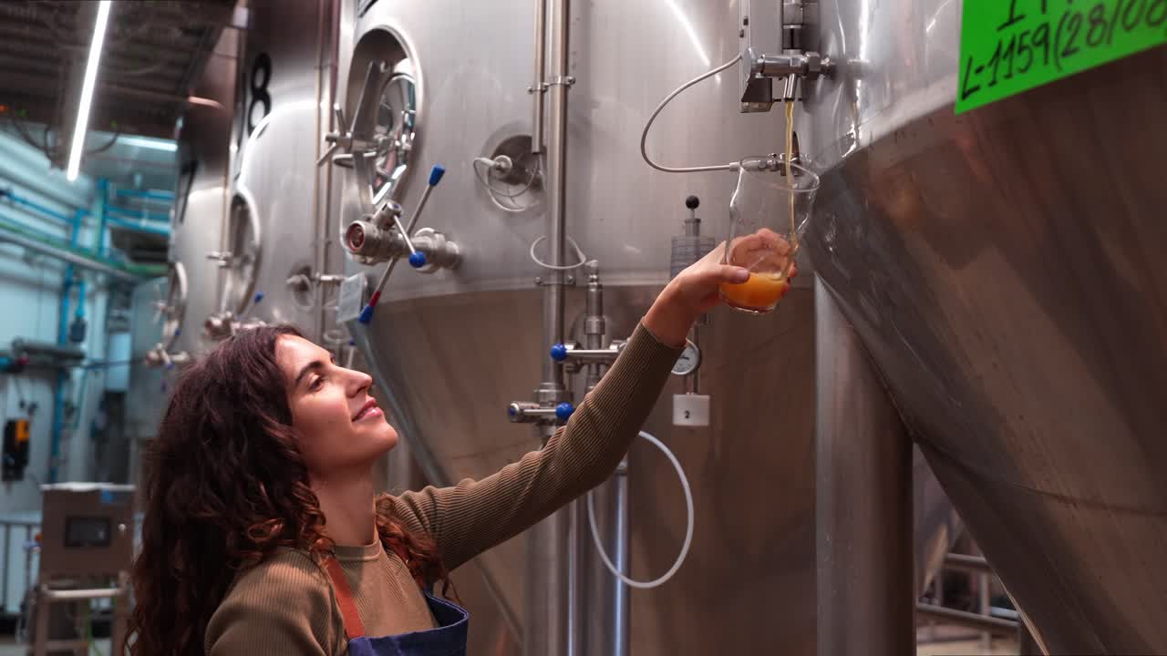 Mulher servindo cerveja em uma cervejaria