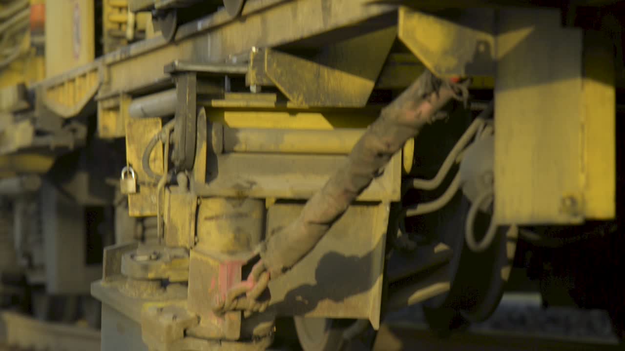 primer plano de máquinas industriales que muestran piezas y cables metálicos amarillos desgastados, toma de inclinación