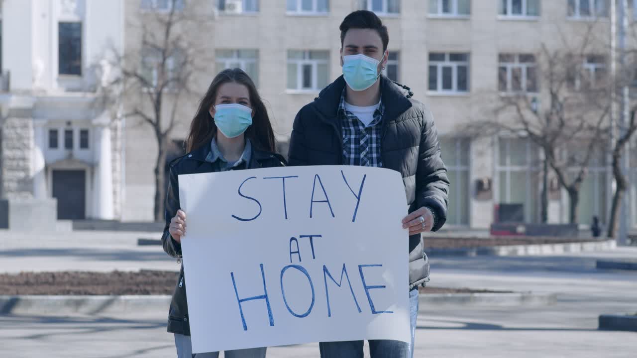 코로나19 확산에 항의하는 사람들