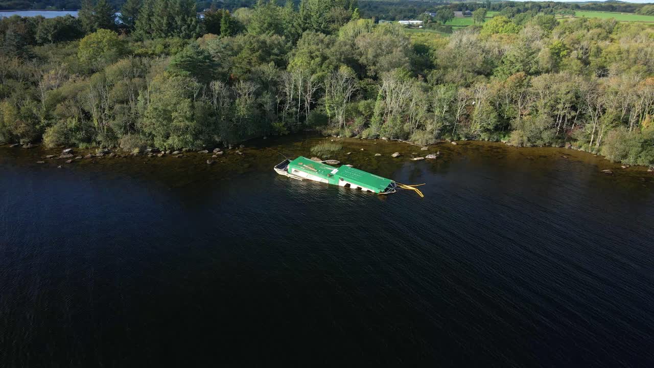 해안선 바위에 가라앉은 배 잔해