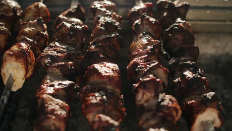 shish kebabs a la parrilla en el fuego abierto al aire libre. cocina de barbacoa en el patio trasero