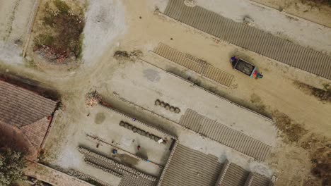 la industria del ladrillo se desarrolló alrededor del suelo aluvial a lo largo del río ganga