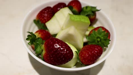un plato de peras y fresas frescas