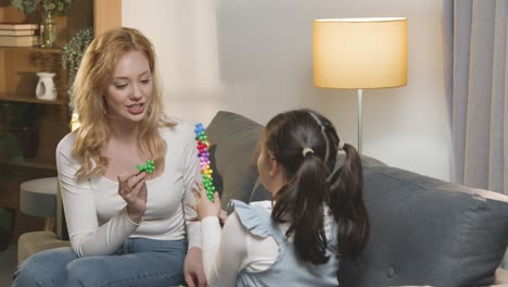 niña en el espectro del tda siendo ayudada o evaluada por una maestra o psicóloga educativa en casa 4