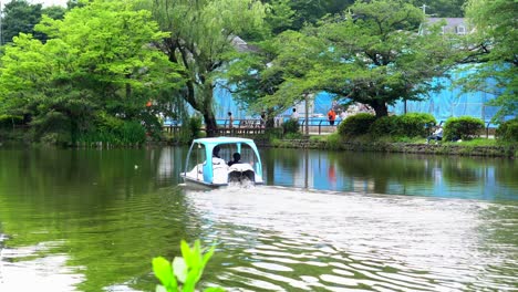 A-Principios-Del-Verano,-La-Navegación-Es-Muy-Común-En-Todos-Los-Parques-Lacustres-De-Tokio,-Japón