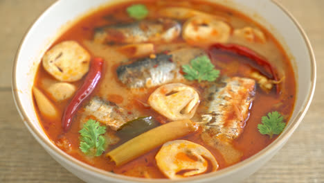 tom yum caballa enlatada en sopa picante - estilo de comida asiática