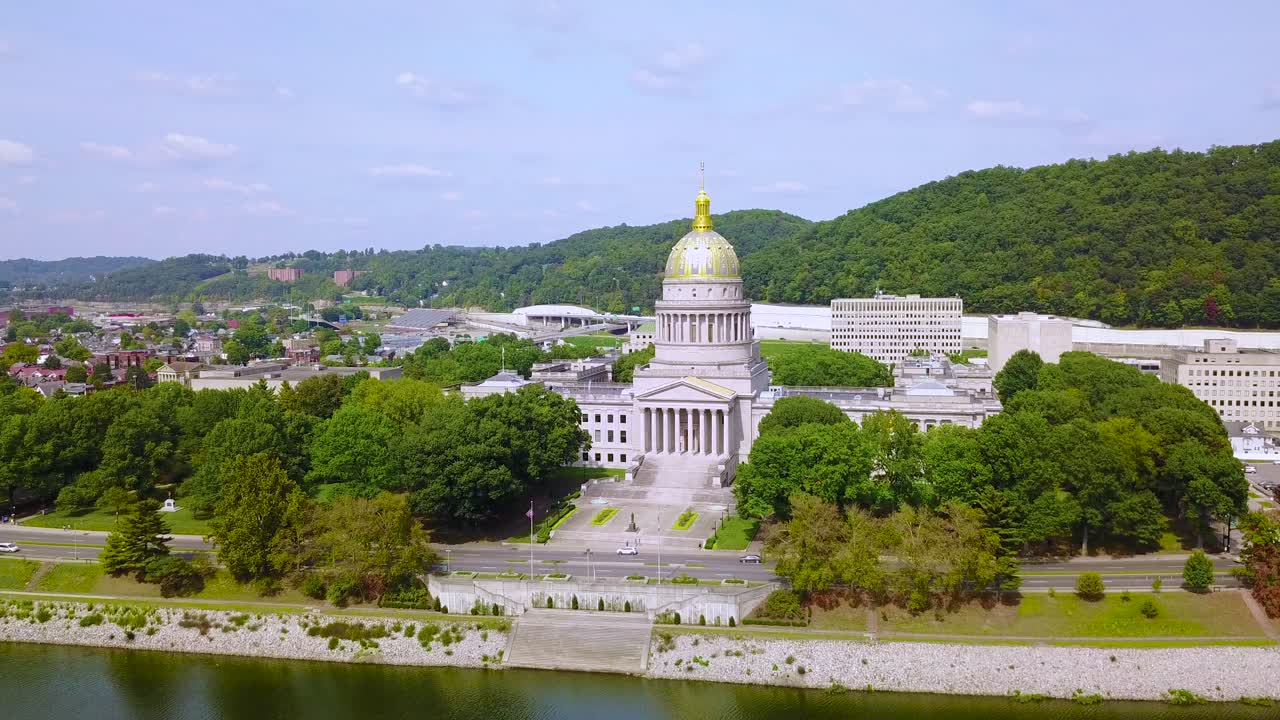 antena del edificio capital en charleston west virginia con fondo de ciudad 2