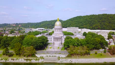 antena del edificio capital en charleston west virginia con fondo de ciudad 2