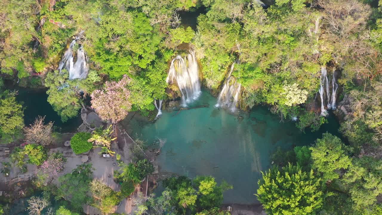 Vista aerea delle cascate di Tamasopo circondate da alberi a San Luis Potosí, Messico
